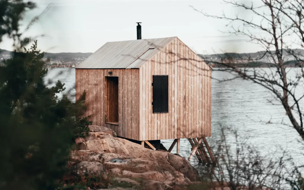 Puinen pihasauna meren äärellä